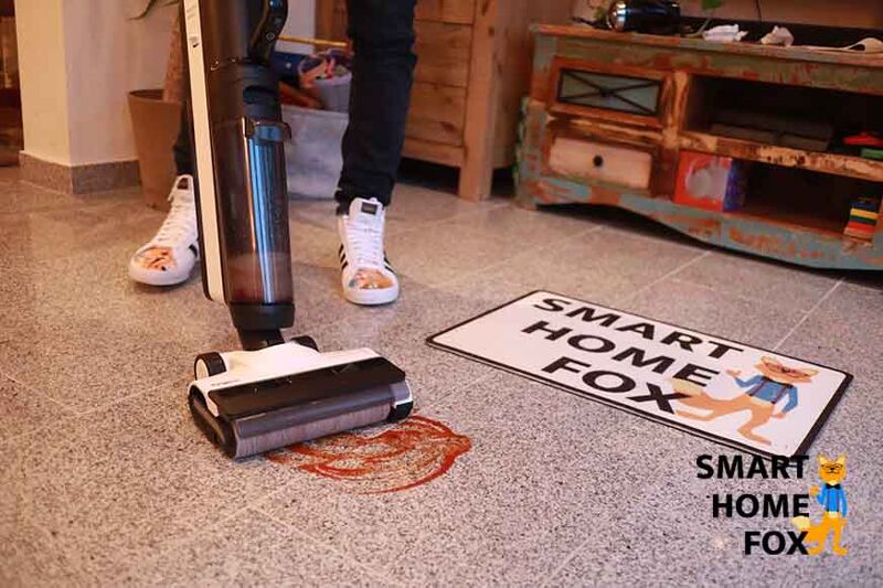 Man sieht, wie der Tineco Floor One S5 Combo eingetrocknete Verschmutzungen von einem Fliesenboden entfernt.